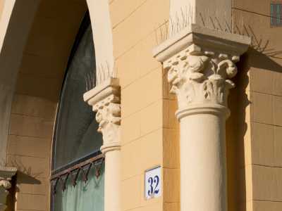 ...sorretti da pilastrini con fini capitelli e chiusi da vetrate